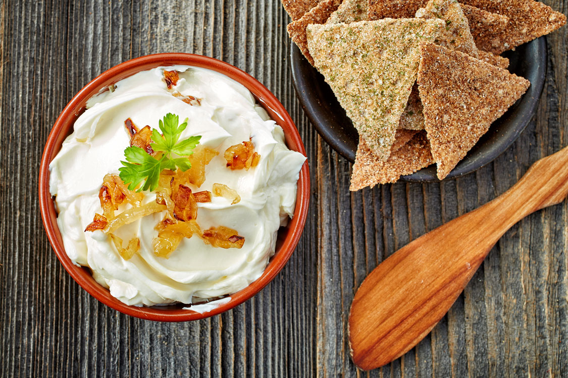 Dip de queijo creme e cebola caramelizada