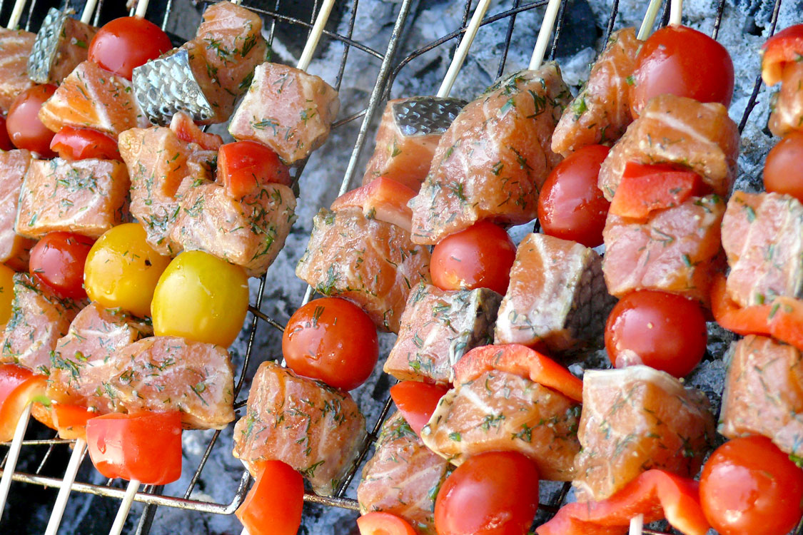 Espetadas de salmão e tomate cherry