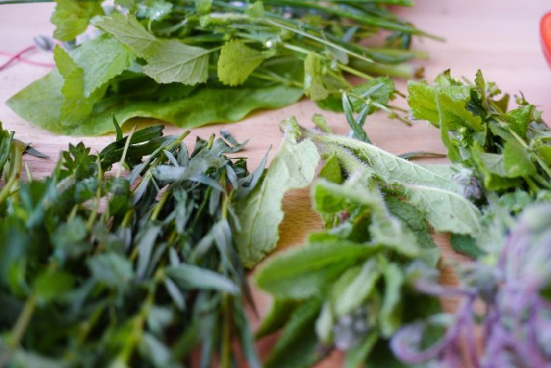 Acompanhe as refeições com uma salada de ervas