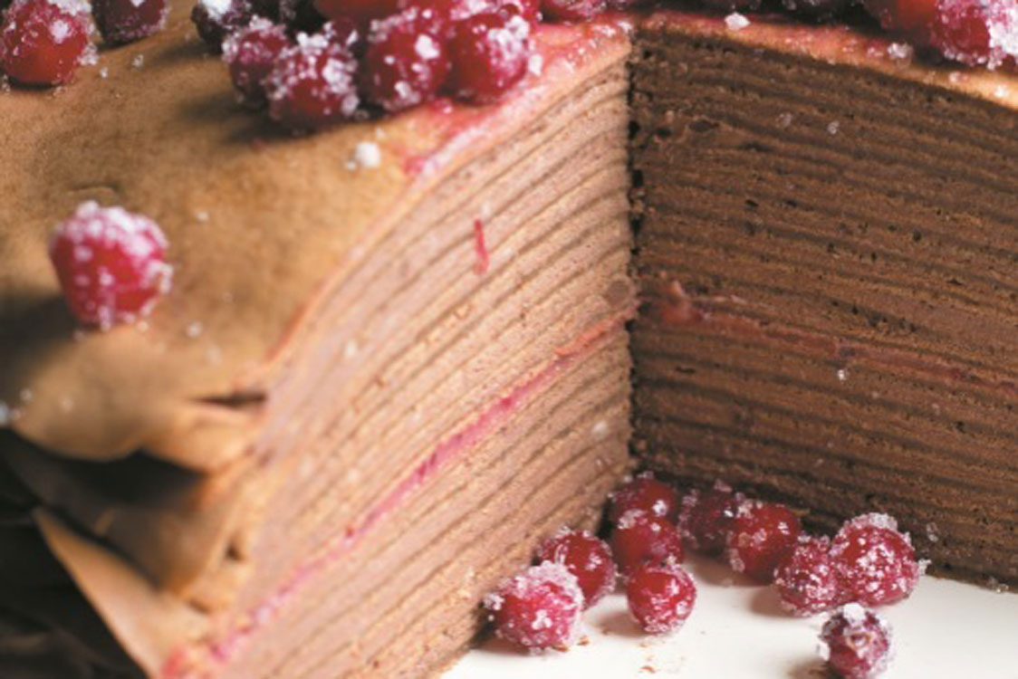 Bolo de panquecas de mousse de chocolate e arandos: que excelente combinação!