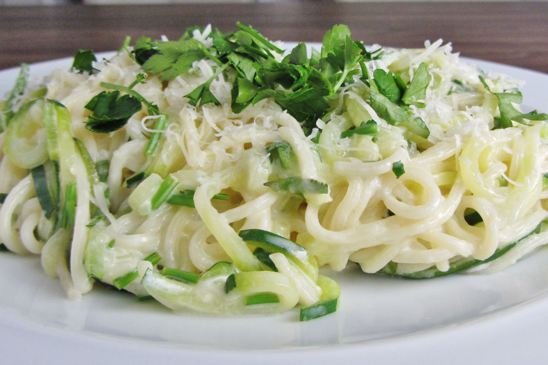 Quem não gosta deste esparguete de curgete e limão?