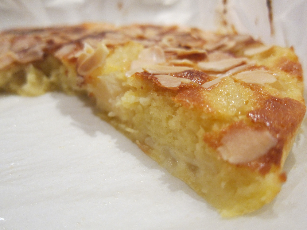 Esta tarte de amêndoa e pêra é de se lamber os dedos!