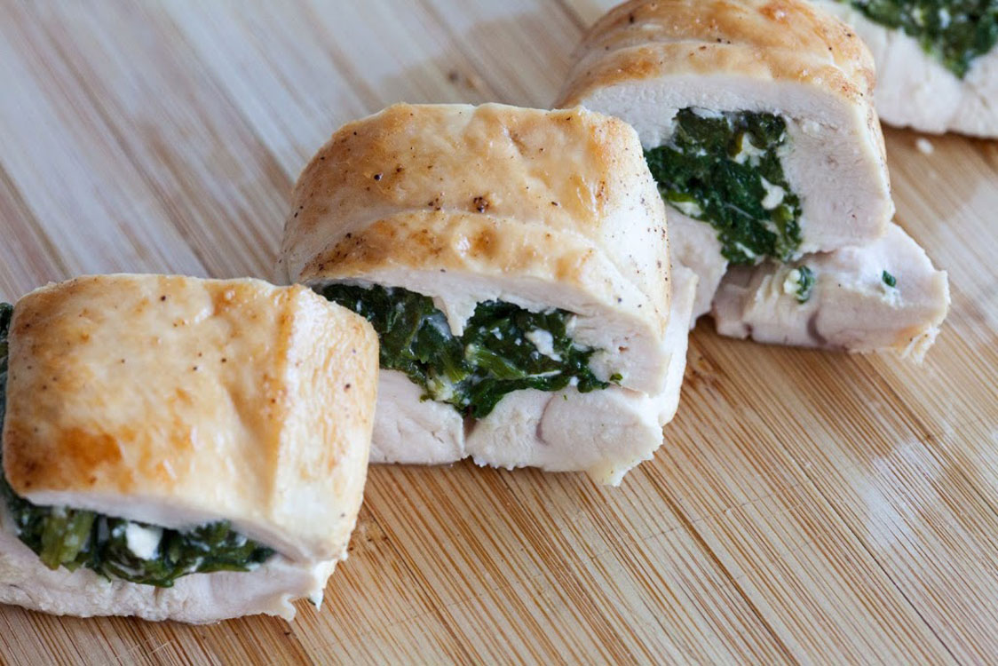 Tem de provar este frango recheado com espinafres e queijo!