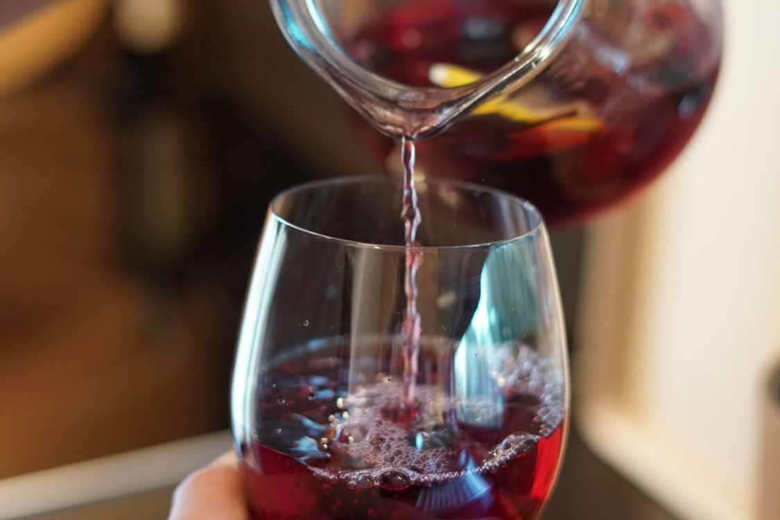 Brinde ao amor com esta sangria de frutos vermelhos!