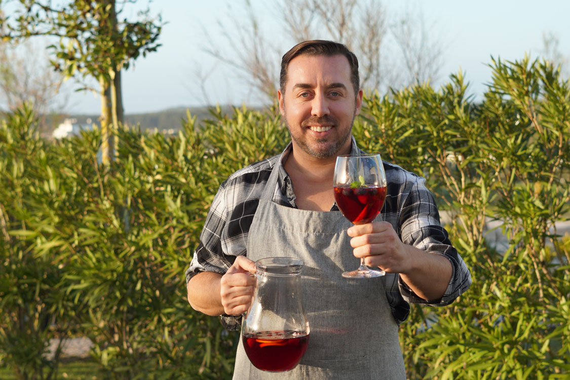 Brinde ao amor com esta sangria de frutos vermelhos!