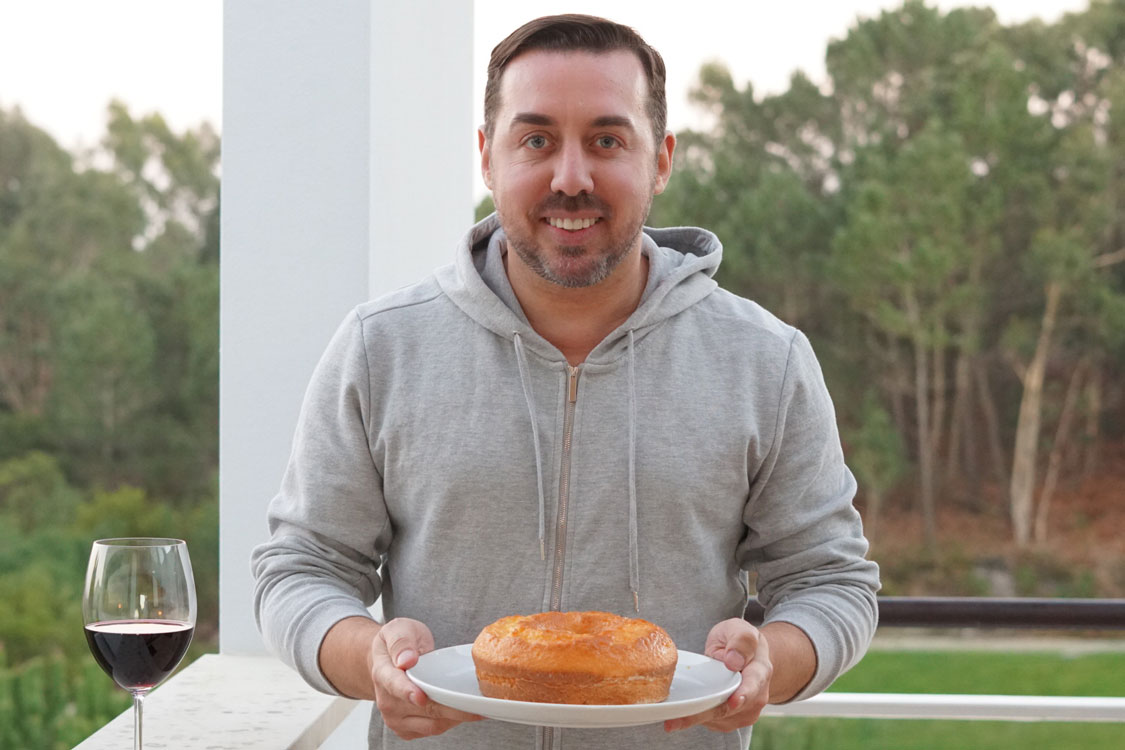 Bolo de coco para receber os amigos