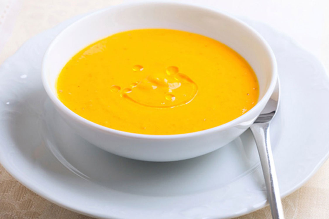 Esta sopa de abóbora é daquelas que nos fazem lembrar a comida da avó!