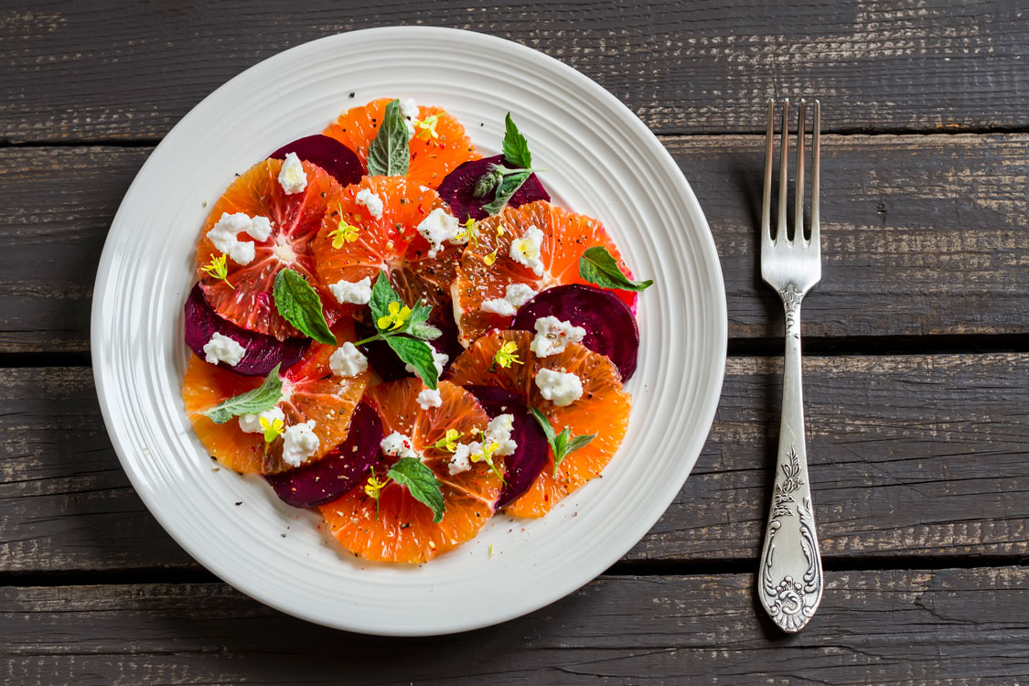 Receita de beterraba, laranja e queijo para quem está farto de comer a mesma coisa!