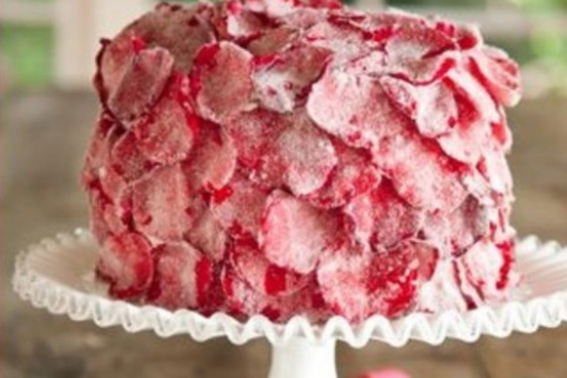 Bolo com pétalas de rosa: um doce muito romântico!