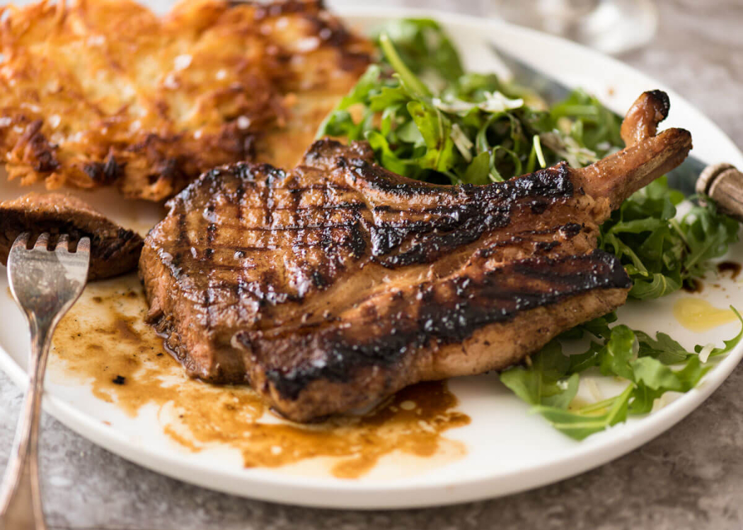 Sem ideias para o próximo almoço com os amigos? Eu vou fazer umas costeletas de porco!