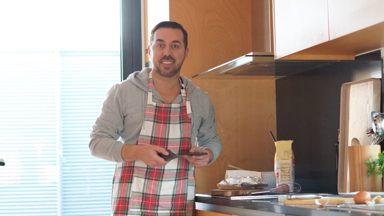 Quem resiste a este bolo de iogurte e chocolate?