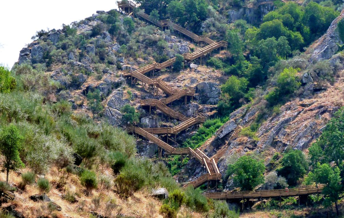 Neste fim de semana, sugiro-lhe uma caminhada pelos Passadiços do Paiva!