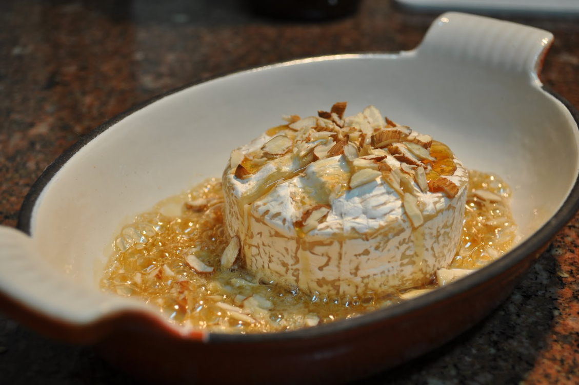 Queijo brie com mel e amêndoas: vou começar a Páscoa com o pé direito!