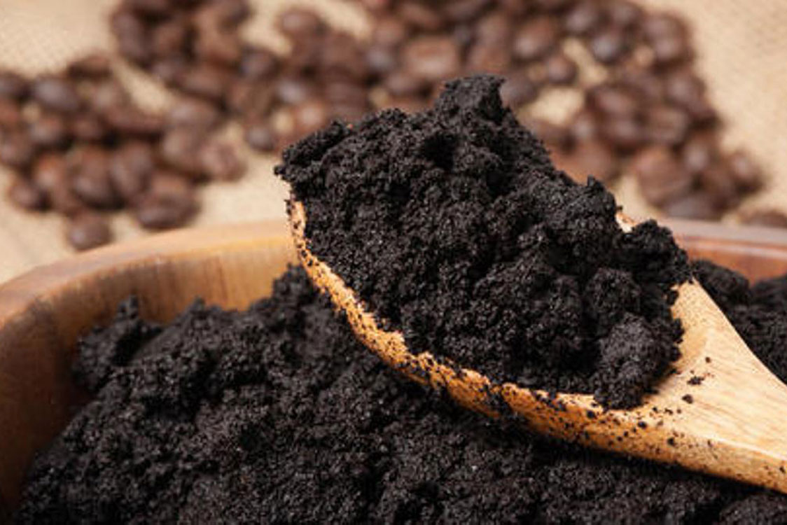 Depois de saber isto, nunca mais vai deitar as borras de café para o lixo!