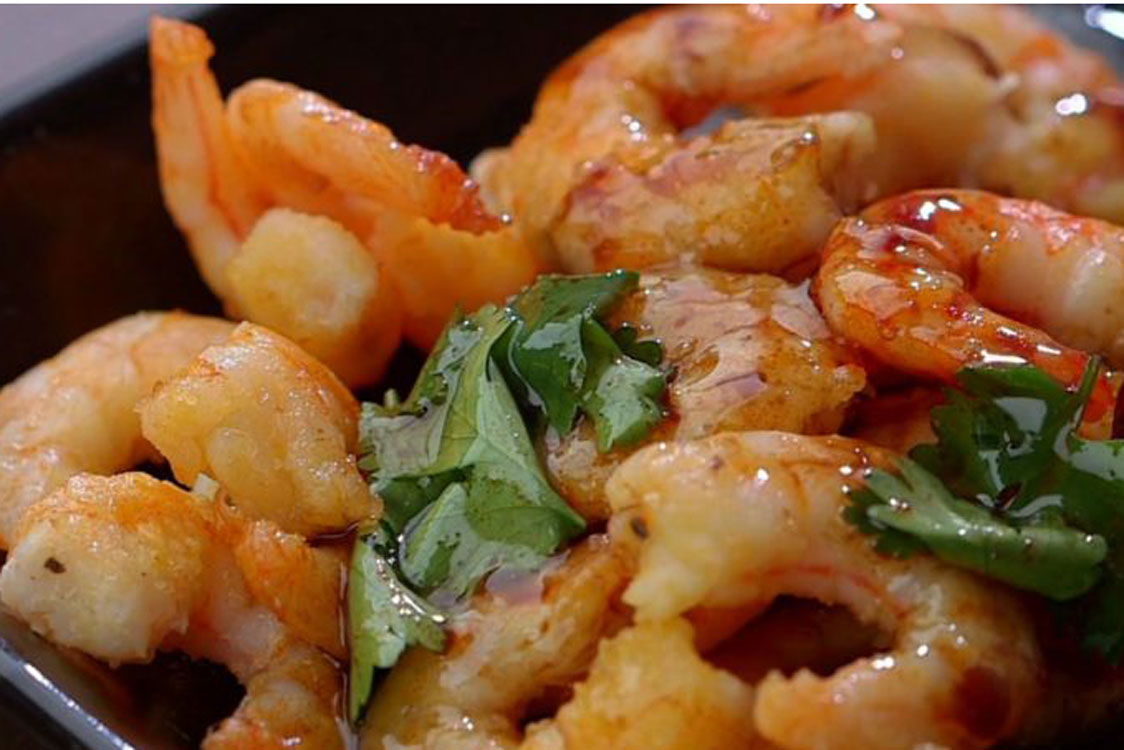 Para um dia único… um jantar inesquecível: camarões com molho de alho e coentros!