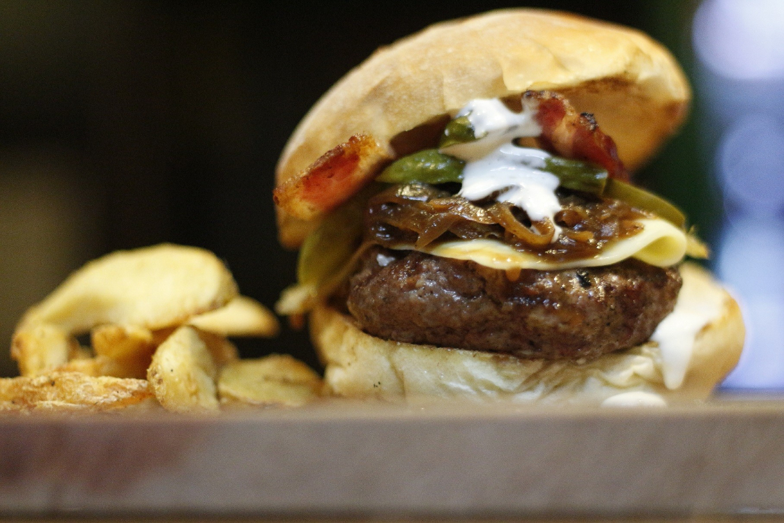 No Dia Mundial do hambúrguer, fique com esta receita de hambúrguer com tempero secreto!