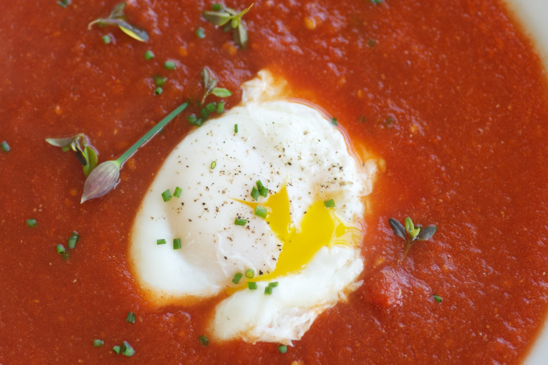 Sopa de tomate com ovo escalfado