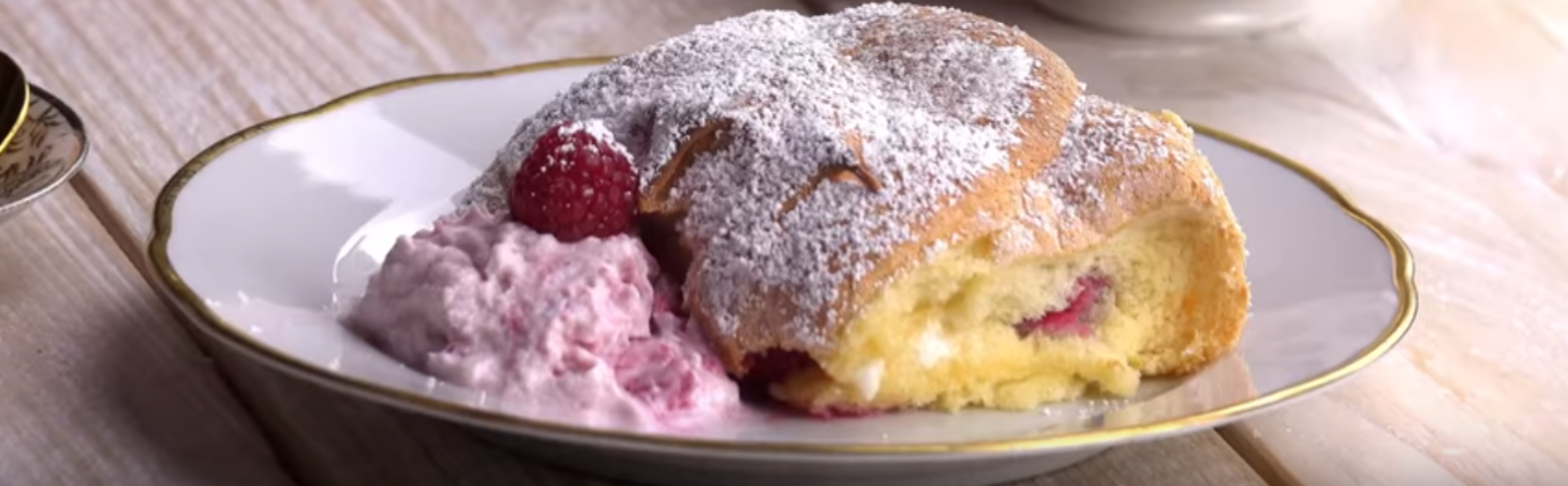 Bolo com creme de framboesa