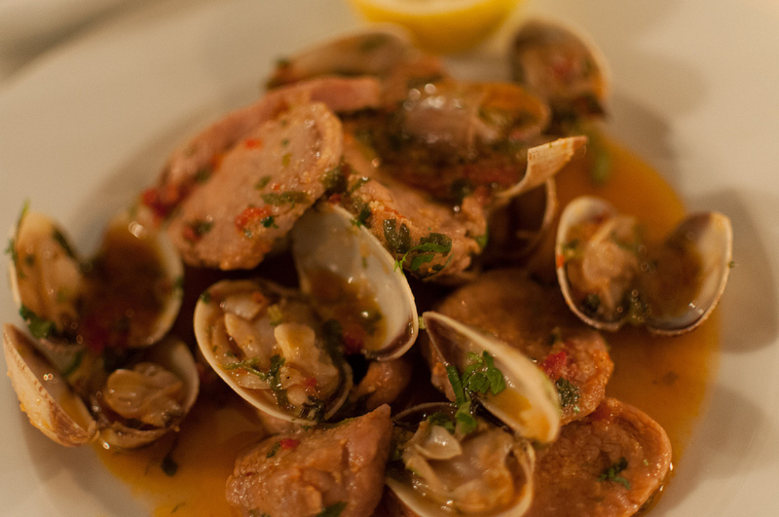 Receita tradicional de carne de porco à alentejana Receita tradicional de carne de porco à alentejana