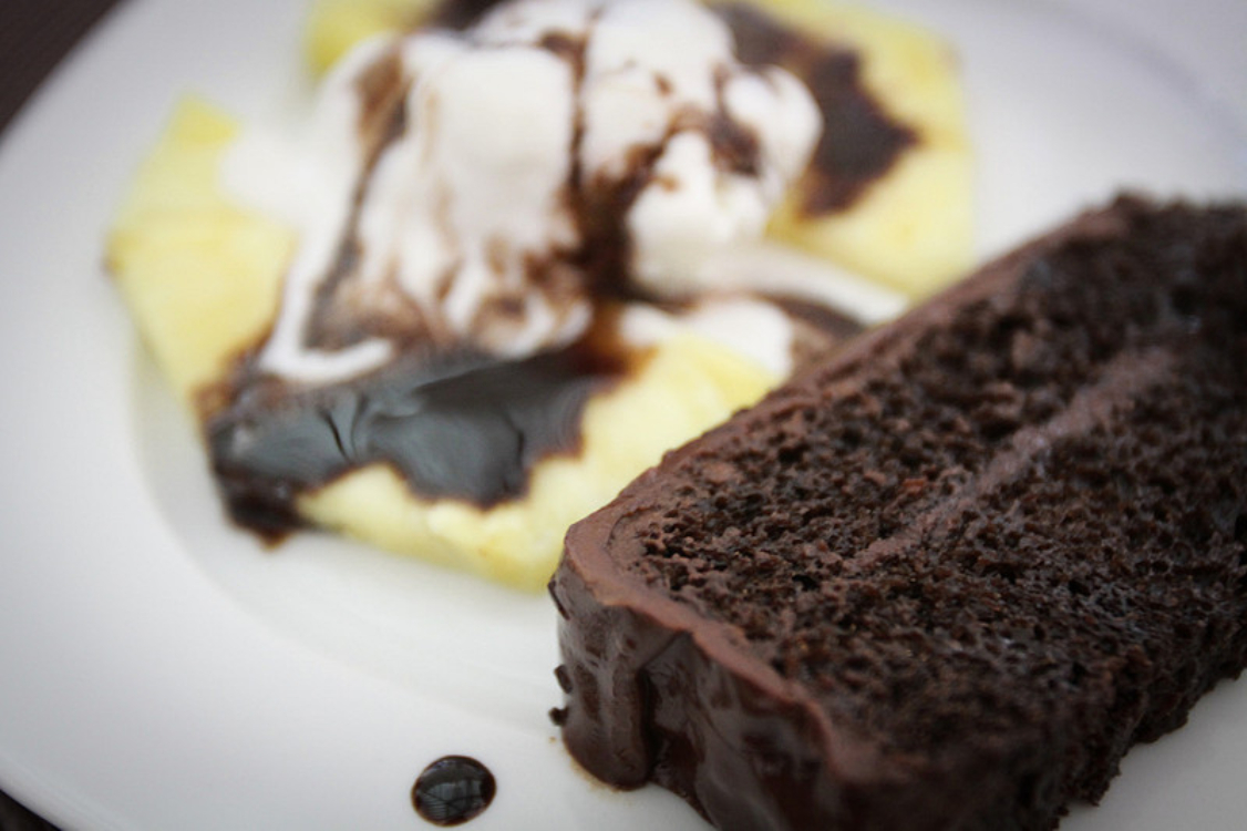 Bolo de chocolate húmido com gelado