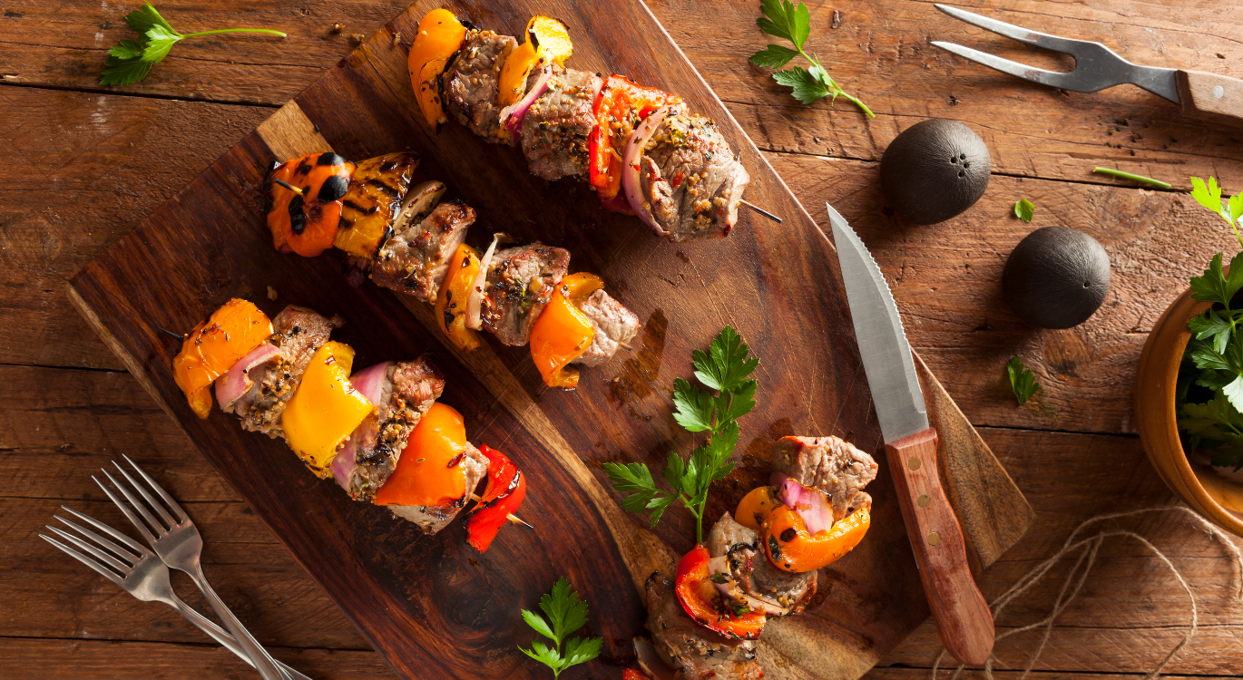 Espetada de carnes e vegetais