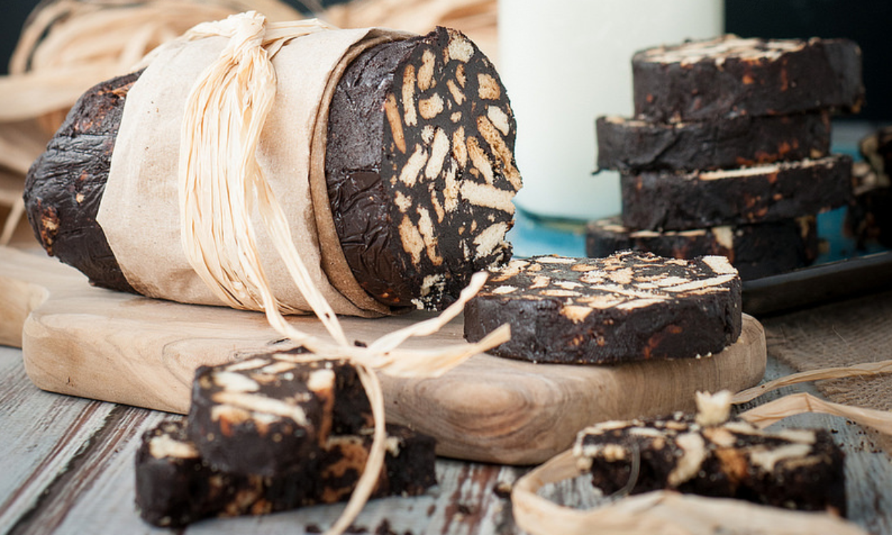 Salame de chocolate com leite condensado e avelãs