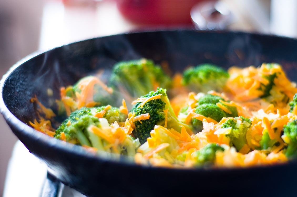 Brócolos salteados com cenoura