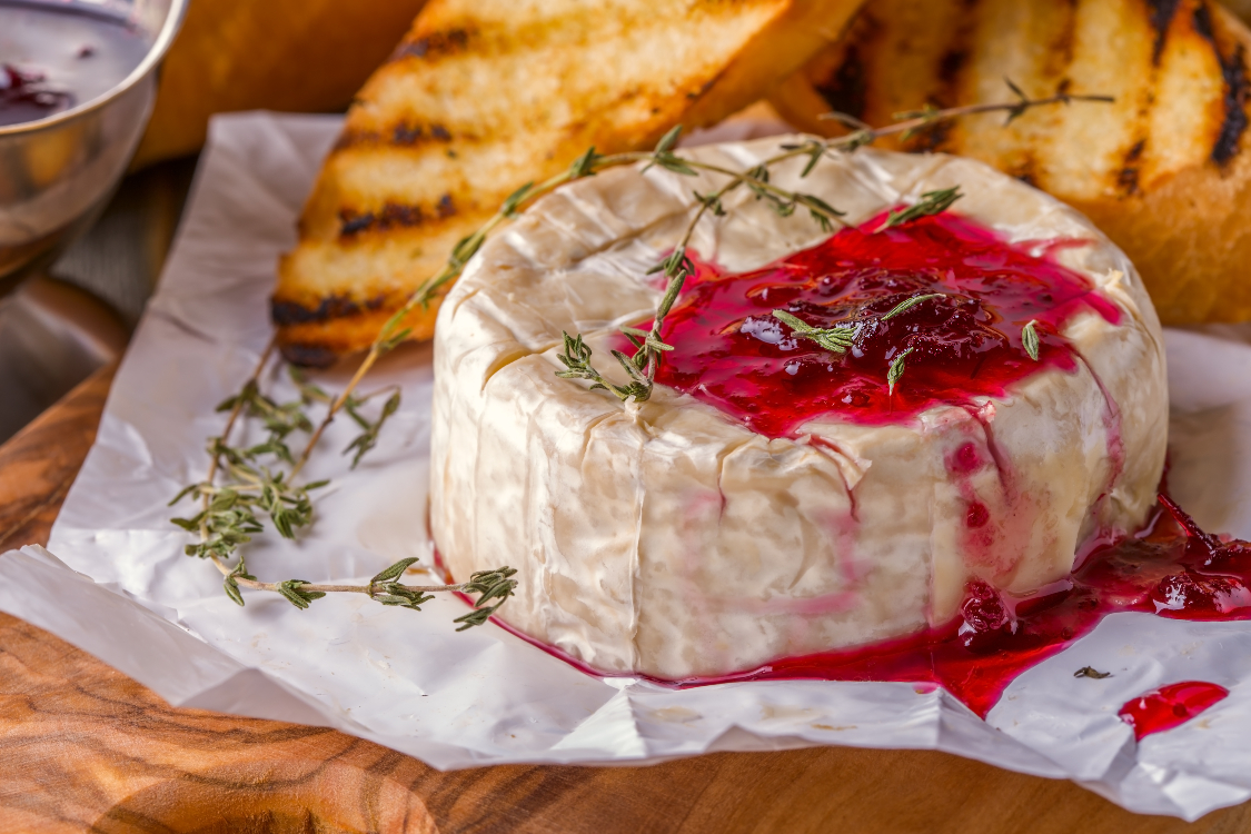 Camembert assado com tomilho e doce de morango