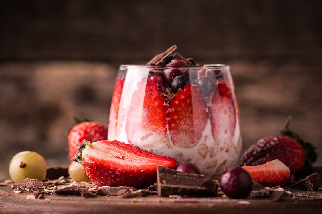Iogurte de muesli com chocolate negro e morangos