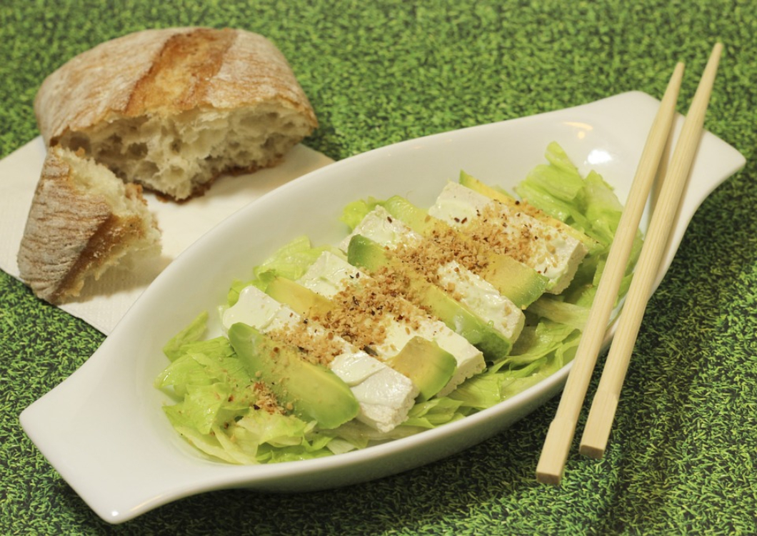 Receita de salada de abacate e tofu