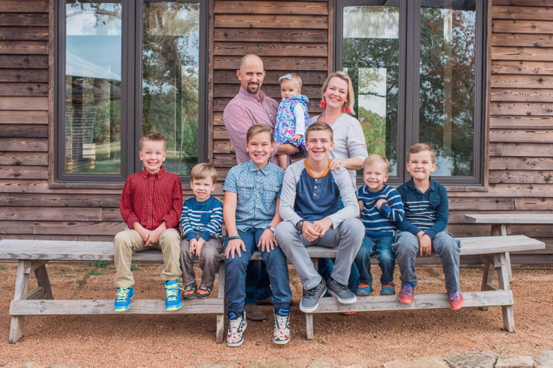 Uma família de seis irmãos recebe a mais nova irmãzinha tão desejada… e comove as redes sociais!