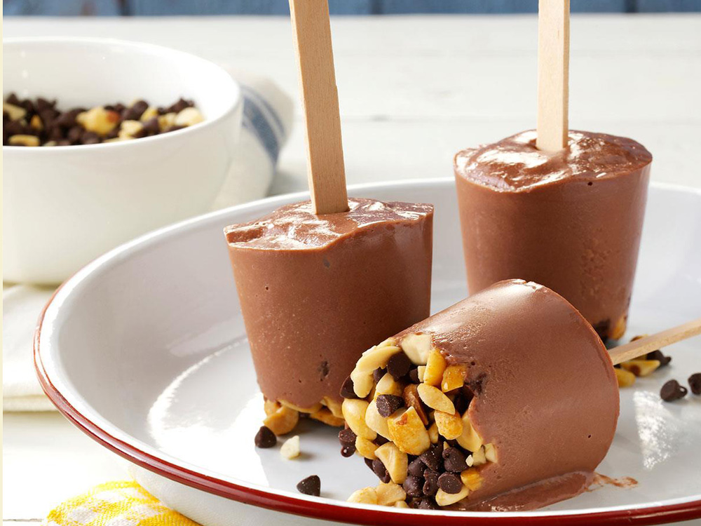 Gelado de chocolate e amendoim