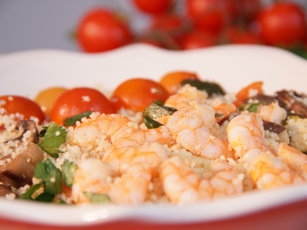 Cuscuz com camarão e cogumelos