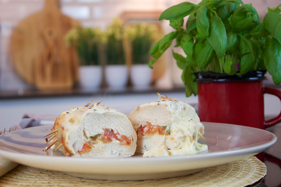 Peito de frango recheado com mozarela e tomate