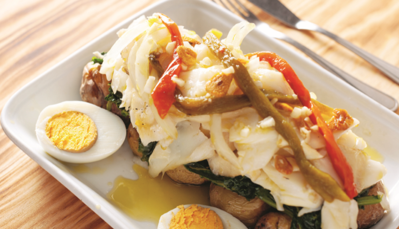 Bacalhau em cama de espinafres e batata ao murro