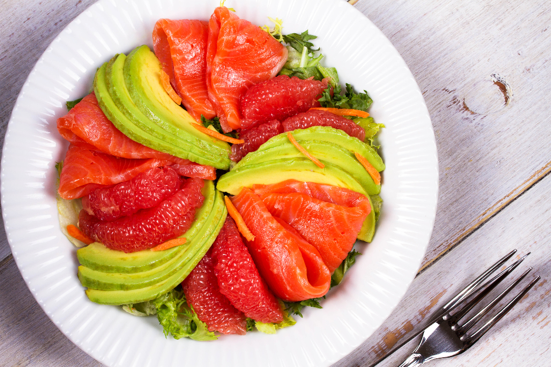 Salada de salmão, abacate e toranja