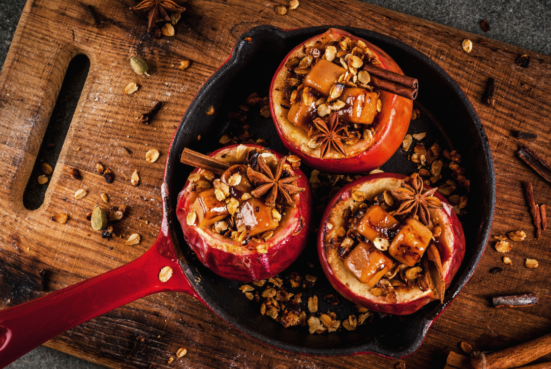 Maçãs assadas recheadas com granola e caramelo