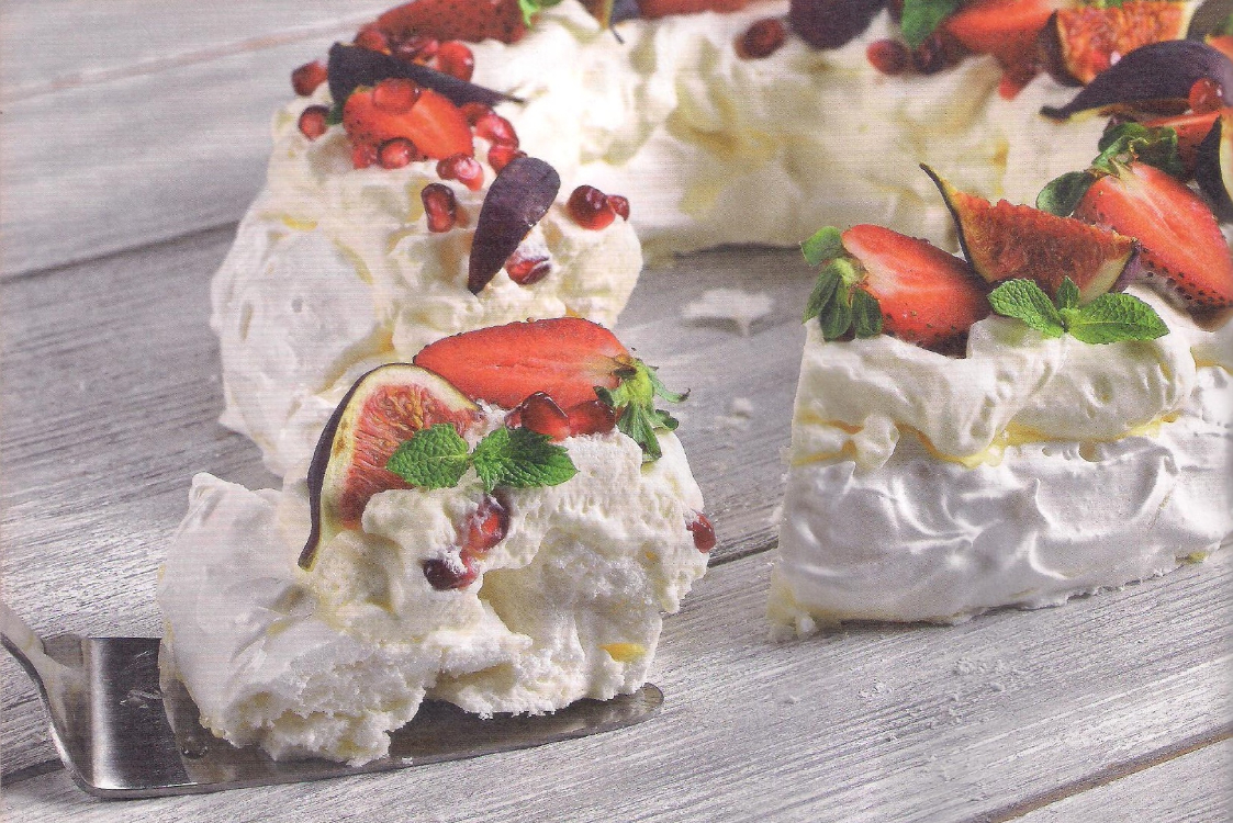 Pavlova com morangos e figo