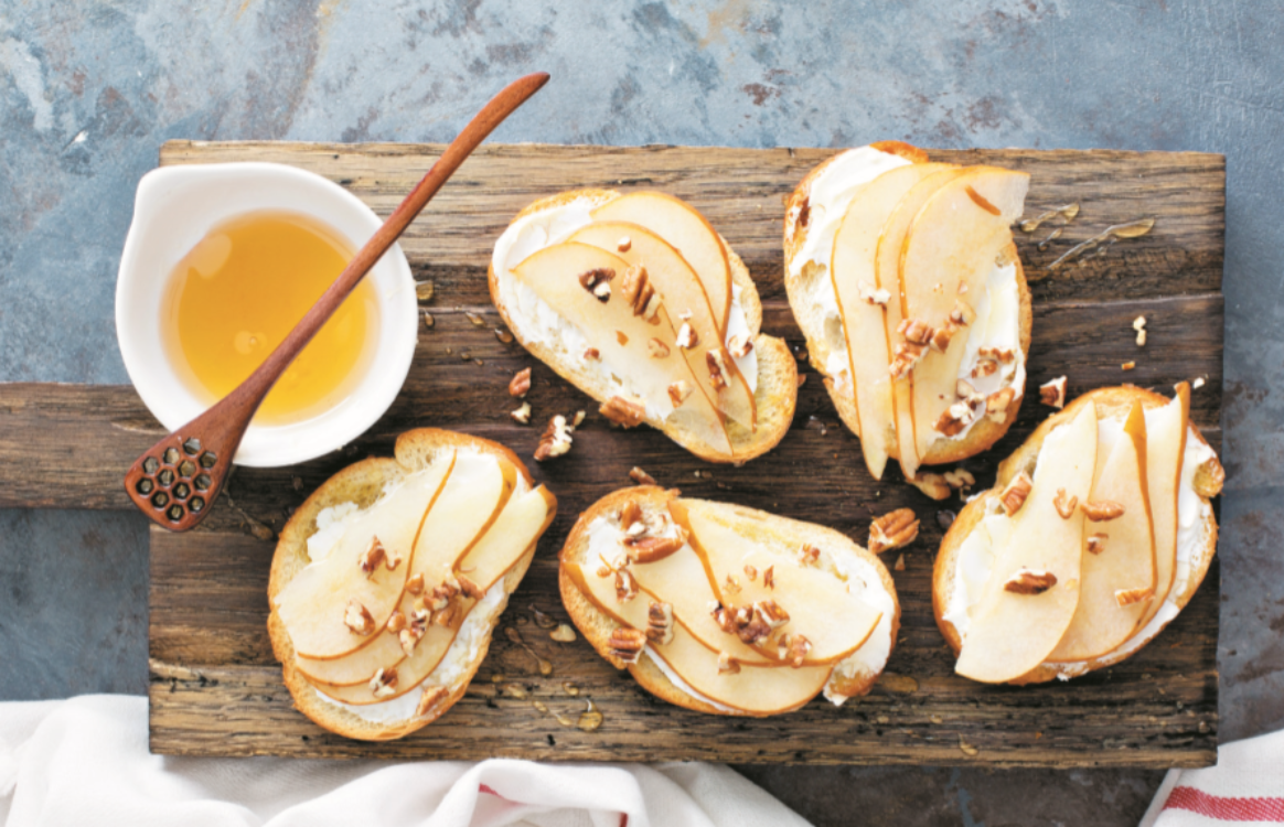 Bruschetta com pera, queijo, nozes e mel