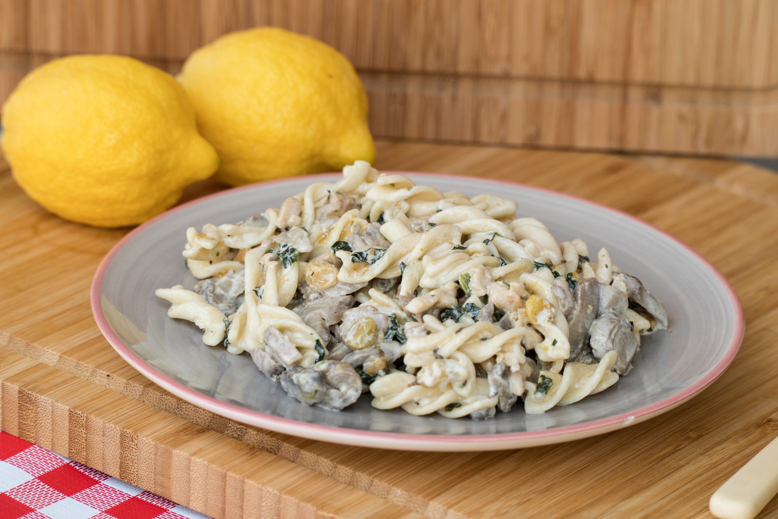 Fusilli com frango, cogumelos e espinafres