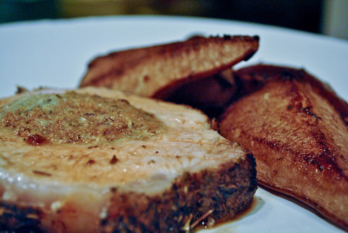 Lombo de porco recheado com queijo e peras