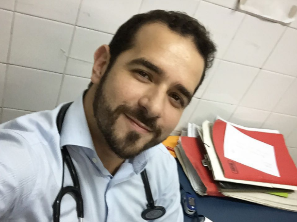 Médico demitido atende pacientes à porta do hospital… por amor