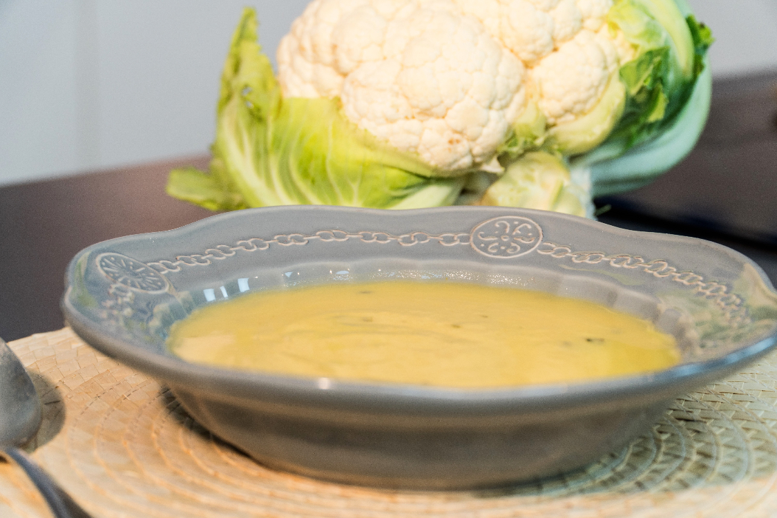 Sopa de couve-flor e coentros