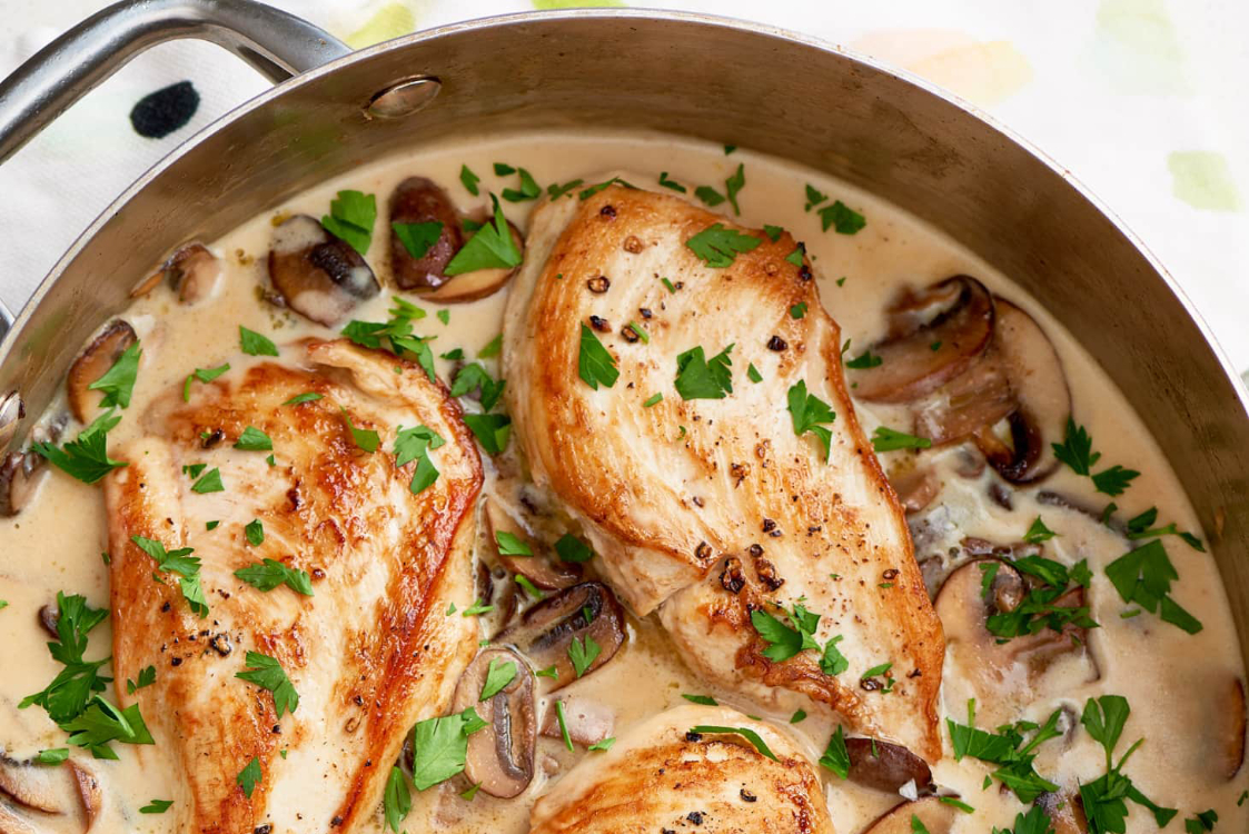 Frango cremoso com cogumelos, alho e parmesão