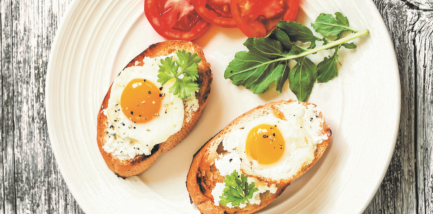 Bruschetta com queijo creme  e ovo de codorniz