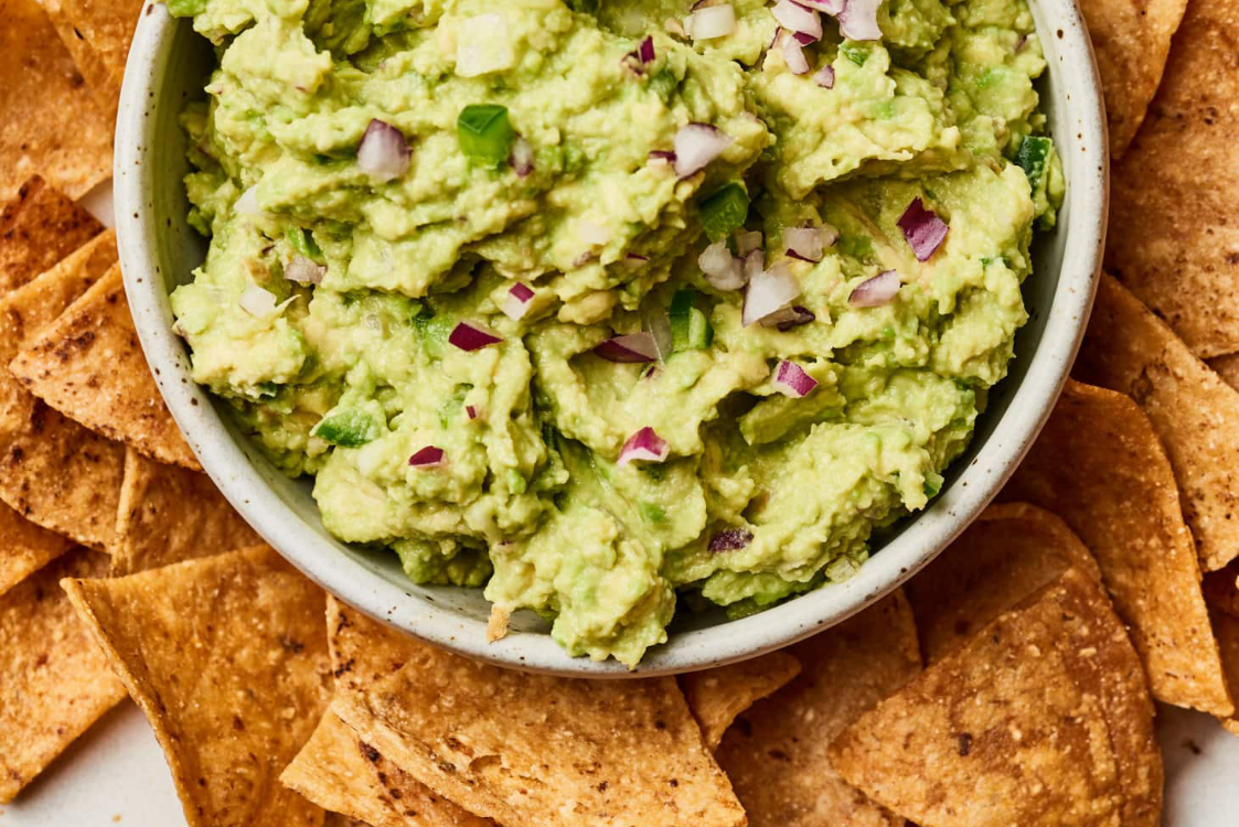 Receita simples de guacamole: só precisa de 5 ingredientes!