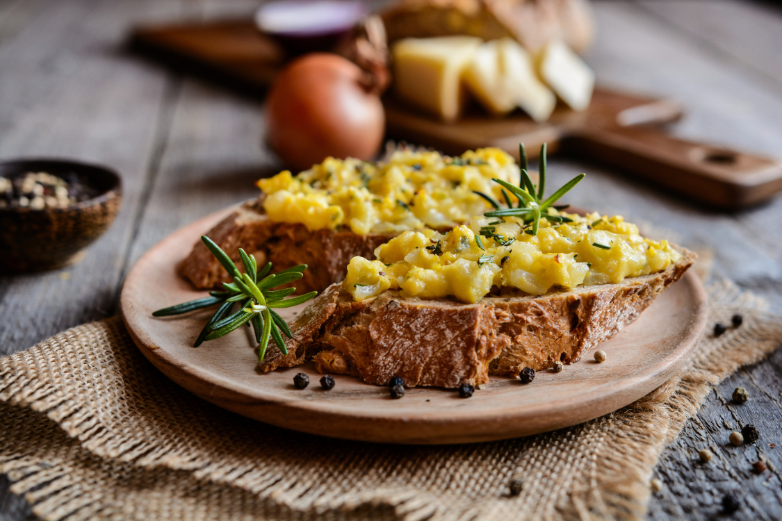 Ovo mexido com queijo e cebola