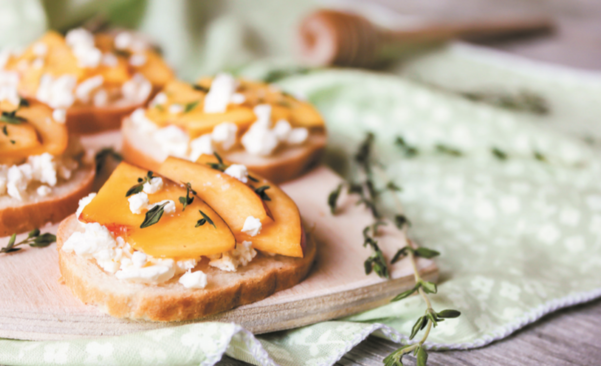 Bruschetta com nectarinas e queijo feta