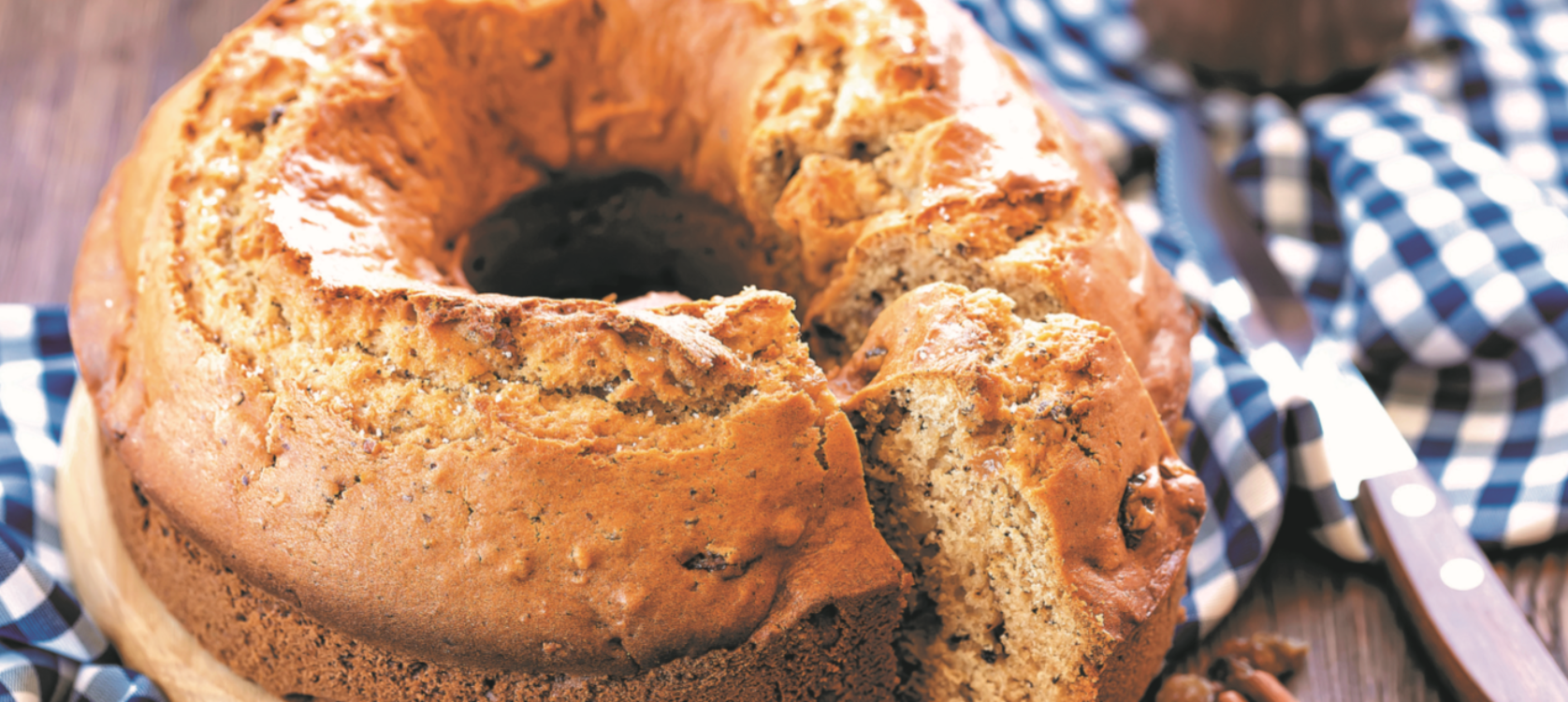Bolo de flor de anis com passas e canela