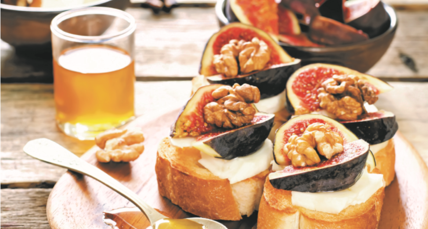 Bruschetta com figos, mel, nozes e queijo fresco